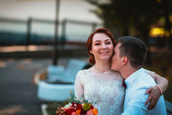 Marié et la mariée contre les arbres du parc — Photo