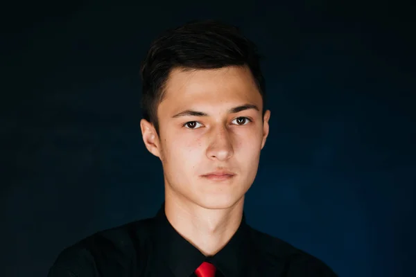 Portrait jeune homme sur un studio sombre — Photo