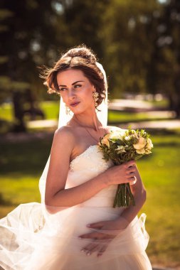 Parkta yürüyen güzel esmer gelin.