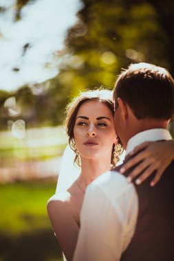 Gelin ve damat parkın arka planında..