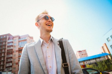 Şehir çerçevede bir takım elbiseli genç adam