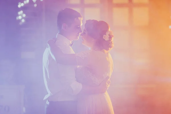 Novia y novio bailando el primer baile en el fondo borroso —  Fotos de Stock