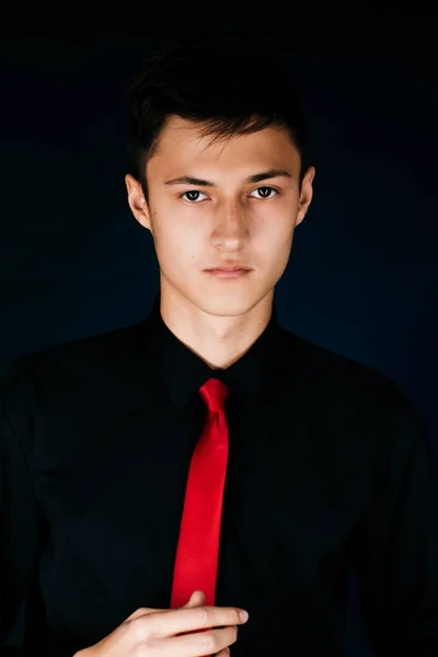 Porträt junger Kerl auf einem dunklen Studio — Stockfoto