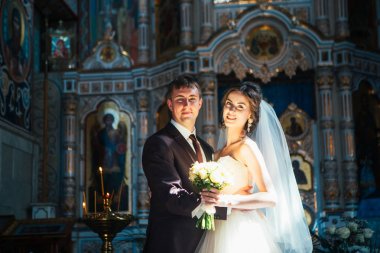 Genç çift damat ve gelin kilise arka plan üzerinde