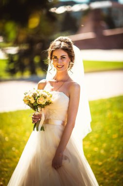 Parkta yürüyen güzel esmer gelin.