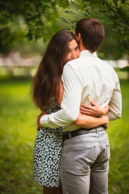 Parktaki güzel genç çift