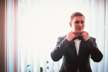 Pencerenin arka planında damat