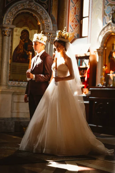 Nowożeńcy ślub ceremonia w kościele, ślub, żołędzi — Zdjęcie stockowe