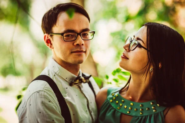 Schönes junges Paar auf dem Hintergrund des Parks — Stockfoto