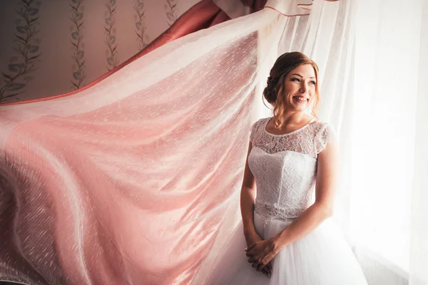 Retrato de una joven novia sobre un fondo claro — Foto de Stock