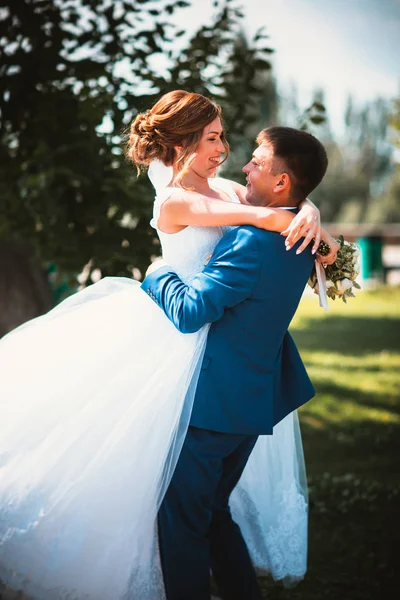 Noivo casal e noiva contra o fundo de folhas de laranja — Fotografia de Stock