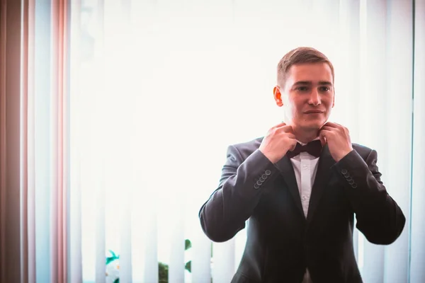 Groom in the background of the window — Stock Photo, Image