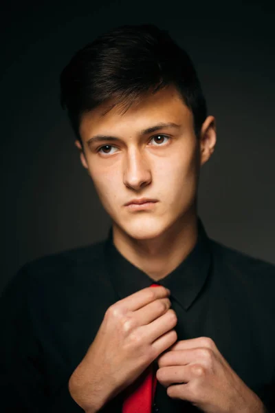 Porträtt ung kille på en mörk studio — Stockfoto