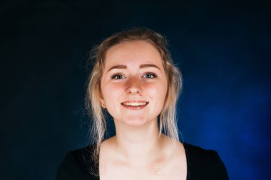 bir kuyruk ile duygusal genç kız