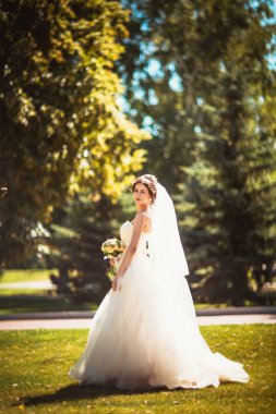 Parkta yürüyen güzel esmer gelin.