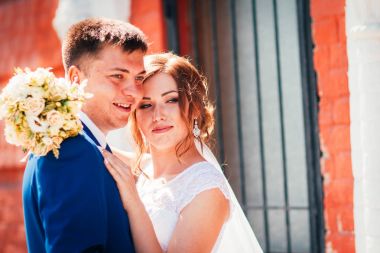 Gelin ve damat şehir özgeçmişlerine kucaklayan