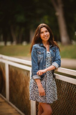 Rıhtımdaki güzel genç kız