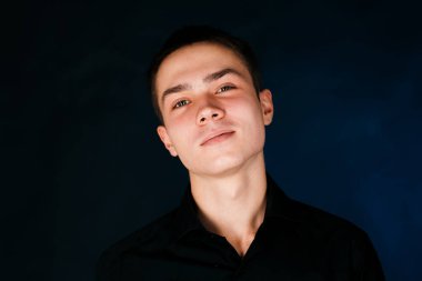 Karanlık stüdyo geçmişi olan genç bir adam.