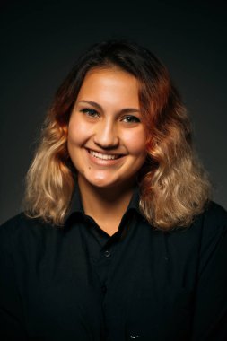 Karanlık bir geçmişi olan duygusal bir genç kız.