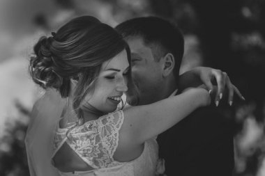 siyah beyaz fotoğraf çift damat ve gelin arka plan yapraklarda