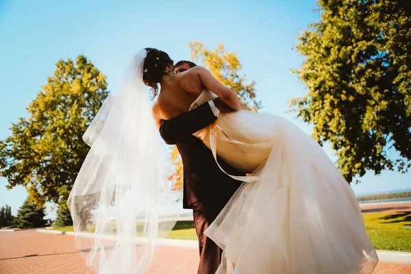 Jeune couple marié et la mariée sur le fond du parc . — Photo