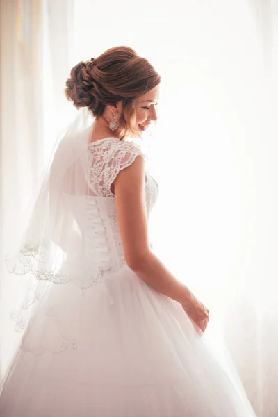 Portret van een jonge bruid op een lichte achtergrond — Stockfoto