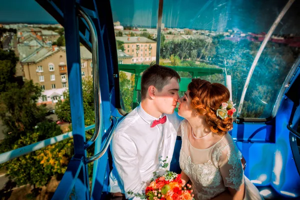 Brautpaar im Riesenrad — Stockfoto