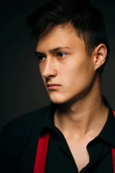 Portrait jeune homme sur un studio sombre — Photo