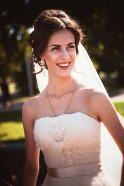 Parkta yürüyen güzel esmer gelin.