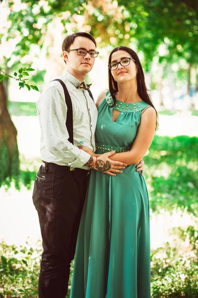 Красивая молодая пара на фоне парка — стоковое фото