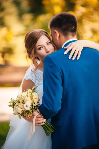 Pareja novio y novia abrazos y besos en la naturaleza parque fondo — Foto de Stock