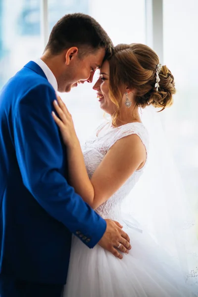 Bride and groom on background clear windows — Stock Photo, Image