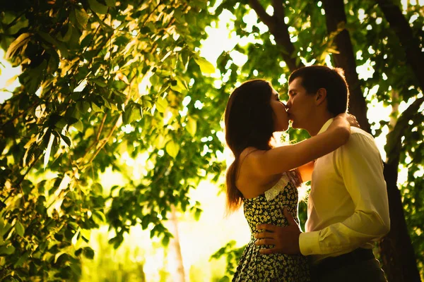 Gyönyörű fiatal pár a parkban — Stock Fotó