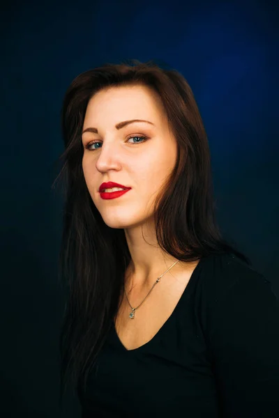 Emotional girl smiling on a dark background — Stock Photo, Image