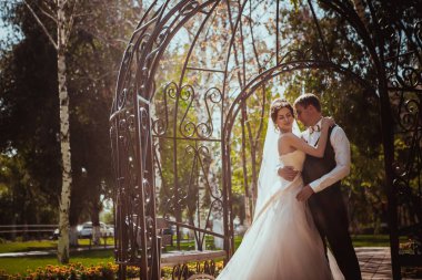 Gelin ve damat parkın kemerinde