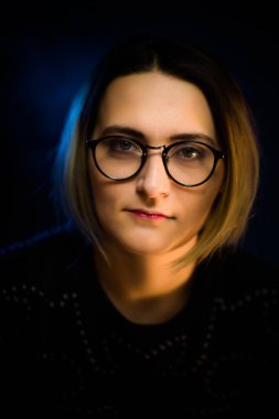 mavi arka plan portre duygusal genç kız