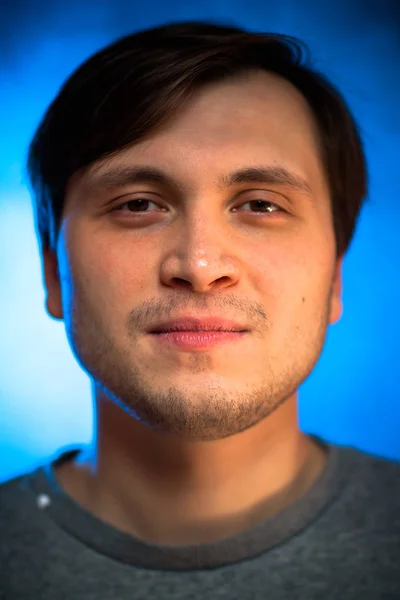 Retrato emocional jovem no fundo azul — Fotografia de Stock