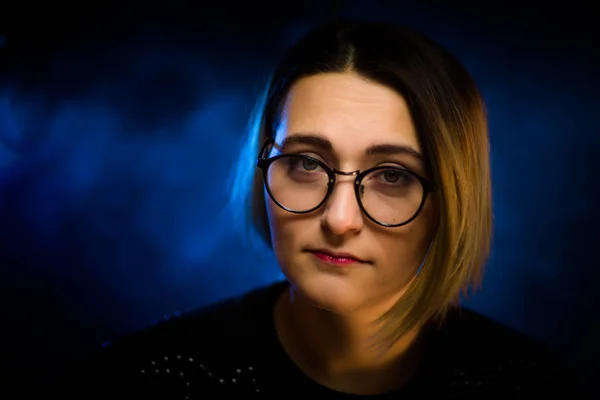 Mavi arka plan portre duygusal genç kız — Stok fotoğraf