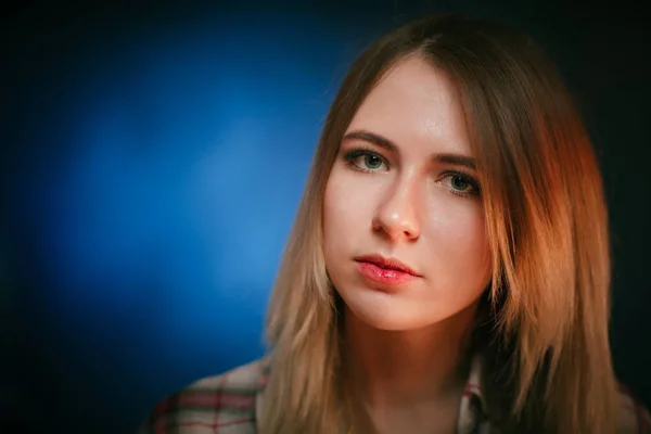 Retrato sonriente chica sobre fondo azul en estudio — Foto de Stock