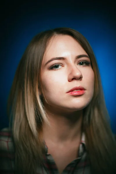 Retrato sonriente chica sobre fondo azul en estudio — Foto de Stock