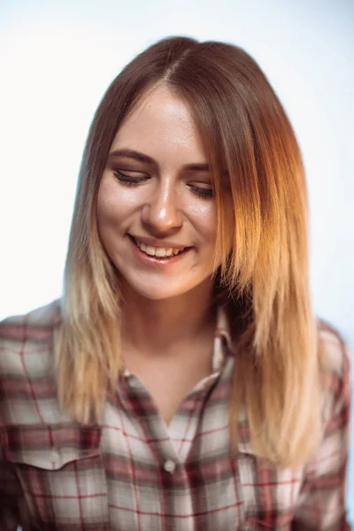 Портрет улыбающейся девушки на белом фоне в студии — стоковое фото