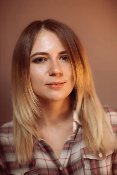 Retrato sorridente menina no fundo laranja no estúdio — Fotografia de Stock