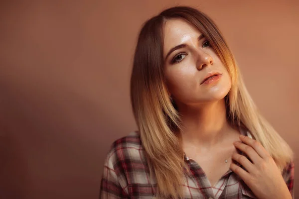 Retrato sonriente chica en naranja fondo en estudio — Foto de Stock