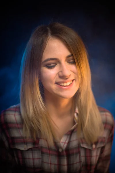 Portrait fille souriante sur fond bleu en studio — Photo