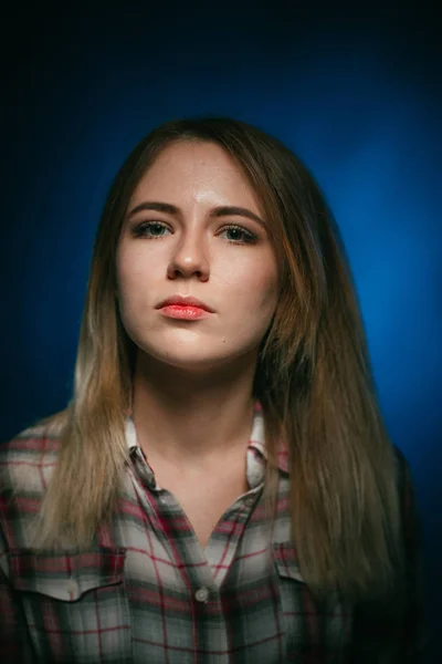 Retrato sorridente menina no fundo azul no estúdio — Fotografia de Stock