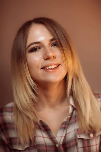 Retrato sorridente menina no fundo laranja no estúdio — Fotografia de Stock