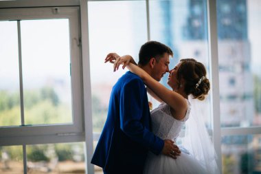 Gelin ve damat arka plan üzerinde windows temizleyin