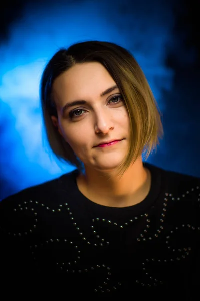 Retrato emocional chica joven sobre fondo azul — Foto de Stock