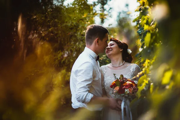 木の葉の花嫁と新郎 — ストック写真