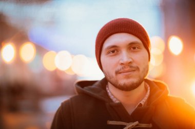 Şehir arka plan üzerinde paltolu adam